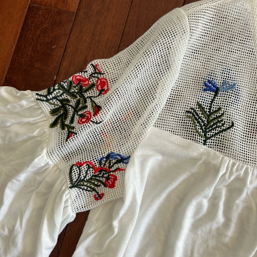 White Embroidered Floral Top Tee with Bell Sleeves Size Petite Medium - Picture 3 of 12